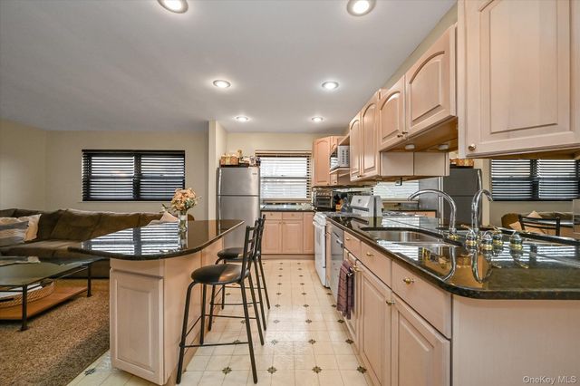 25 Elizabeth Street 2F, Farmingdale, NY 11735