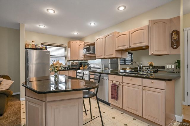 25 Elizabeth Street 2F, Farmingdale, NY 11735