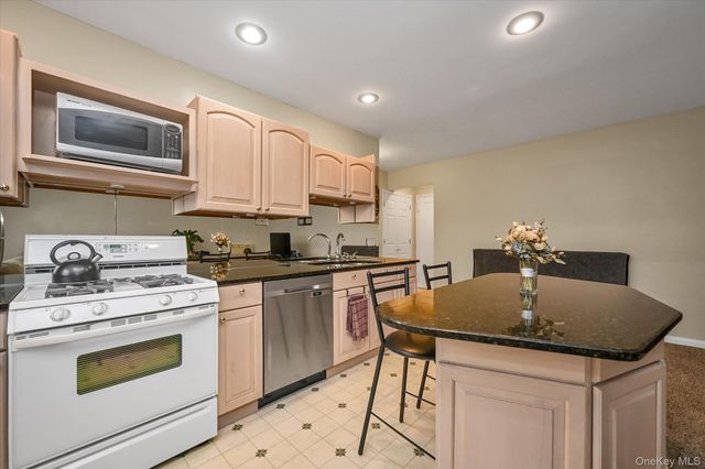 25 Elizabeth Street 2F, Farmingdale, NY 11735