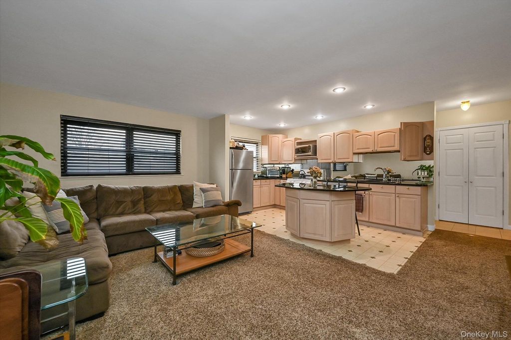 25 Elizabeth Street 2F, Farmingdale, NY 11735