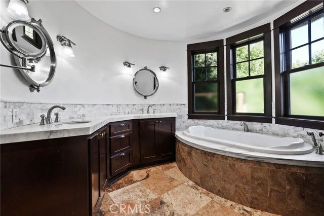 250 Santo Tomas, Costa Mesa, CA 92627