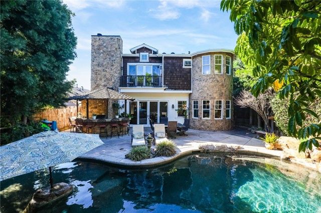 250 Santo Tomas, Costa Mesa, CA 92627