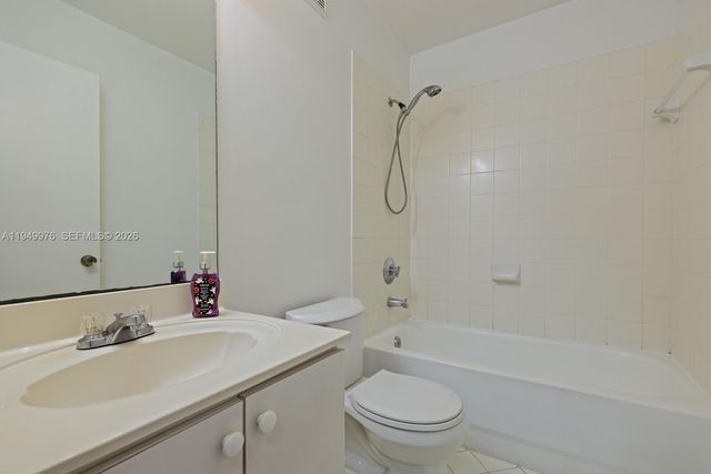 990 NE 33rd Ter 201, Homestead, FL 33033