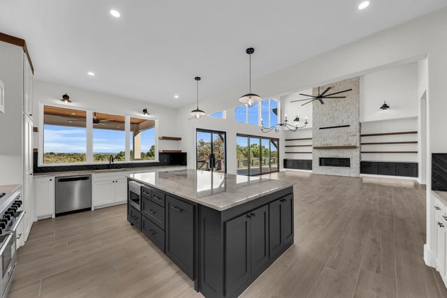 101 Silver Way W, Horseshoe Bay, TX 78657