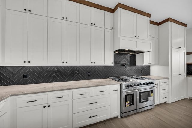 101 Silver Way W, Horseshoe Bay, TX 78657