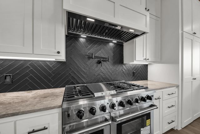 101 Silver Way W, Horseshoe Bay, TX 78657