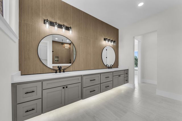 101 Silver Way W, Horseshoe Bay, TX 78657