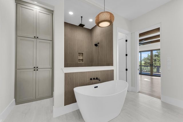 101 Silver Way W, Horseshoe Bay, TX 78657