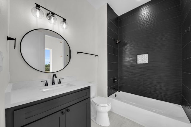 101 Silver Way W, Horseshoe Bay, TX 78657