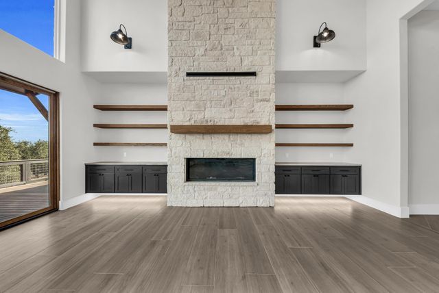 101 Silver Way W, Horseshoe Bay, TX 78657