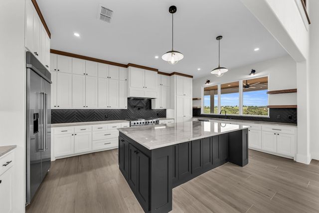 101 Silver Way W, Horseshoe Bay, TX 78657