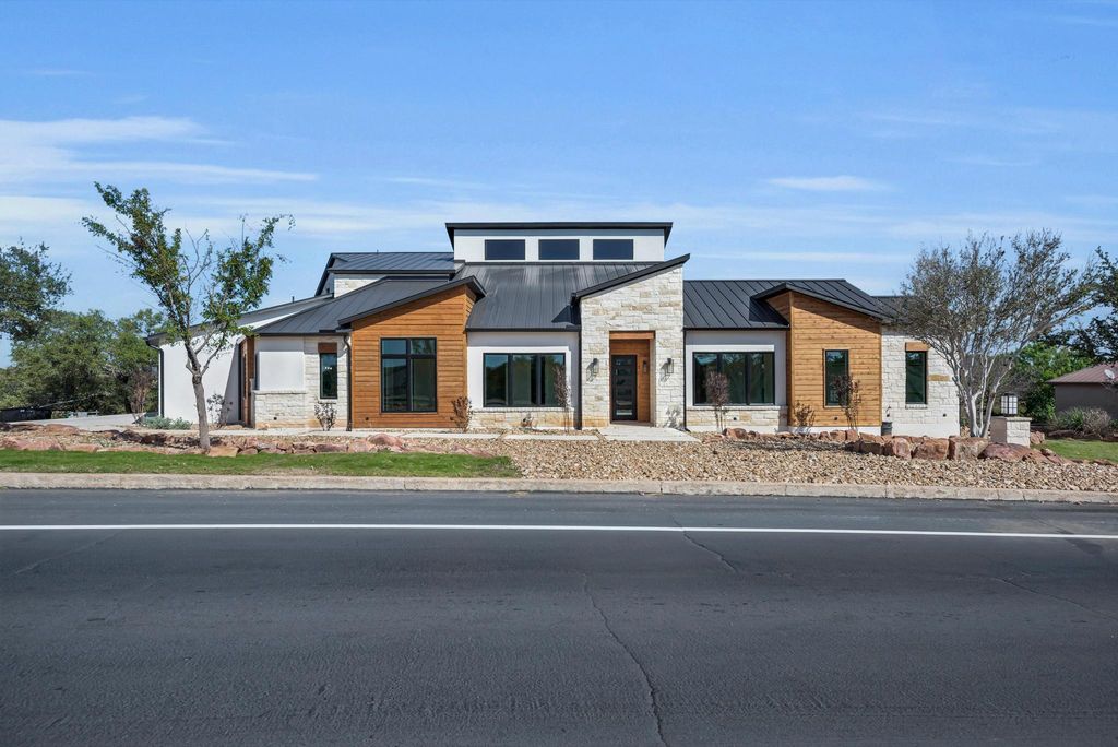 101 Silver Way W, Horseshoe Bay, TX 78657