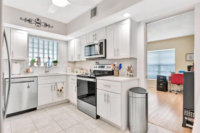 11571 Winchester Drive 27 D, Palm Beach Gardens, FL 33410