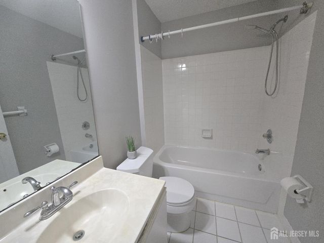 28 Inverness Drive, Edison, NJ 08820