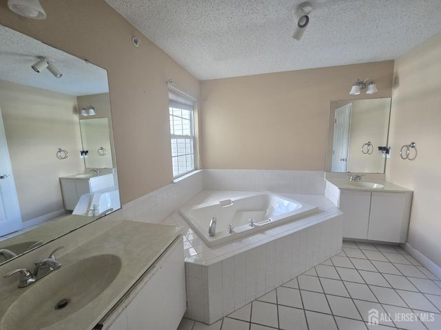 28 Inverness Drive, Edison, NJ 08820