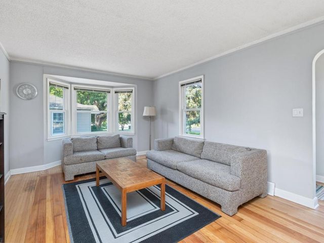 325 5th Avenue N, Hopkins, MN 55343