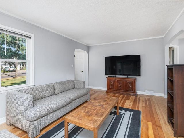 325 5th Avenue N, Hopkins, MN 55343