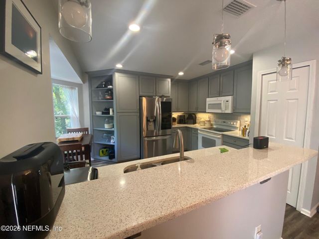 7043 VALLEY CREST Court, Jacksonville, FL 32277