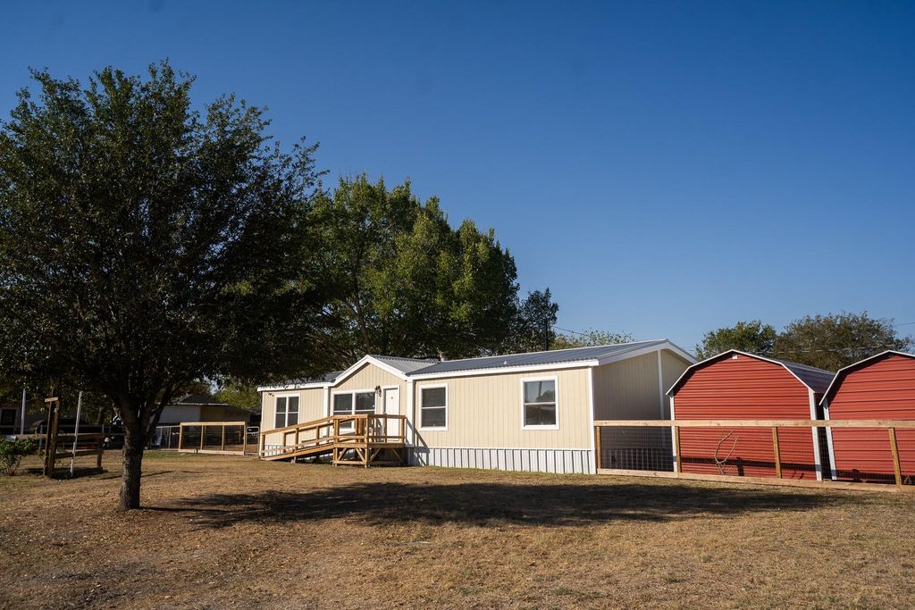 404 S Mill ST, Flatonia, TX 78941