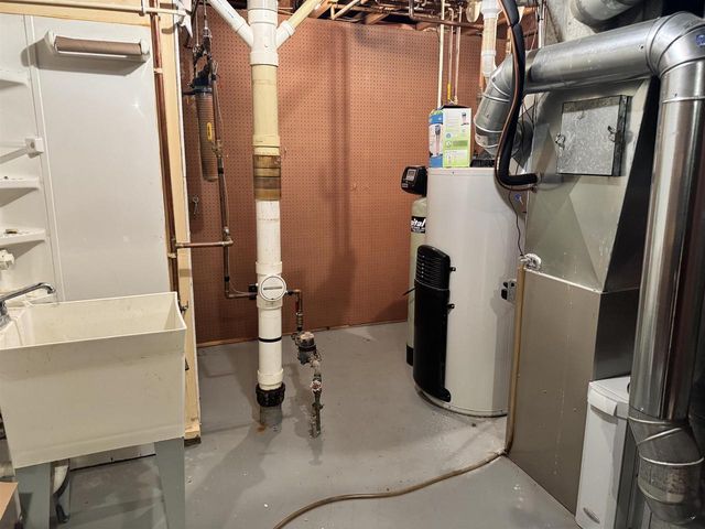 209 Hilltop Circle, Brooklyn, WI 53521