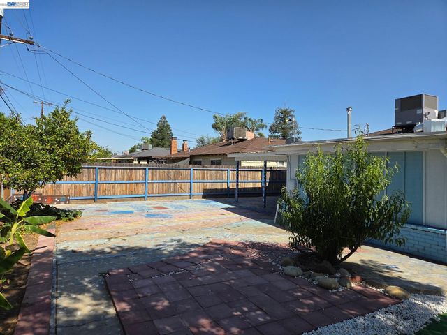 3823 E Donner Ave, Fresno, CA 93726