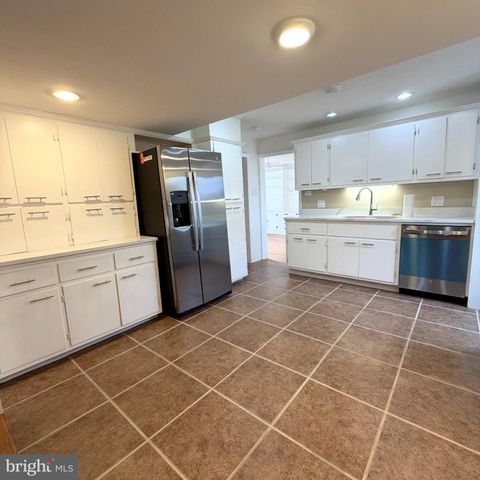 5111 VERA CRUZ RD N, Emmaus, PA 18049