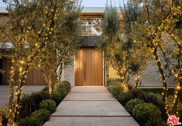 740 Warner Avenue, Los Angeles, CA 90024