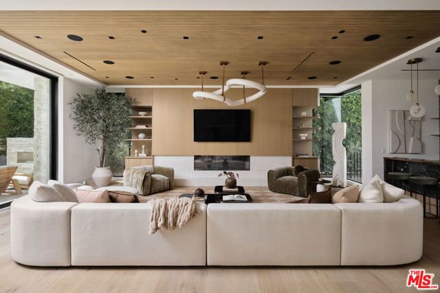 740 Warner Avenue, Los Angeles, CA 90024