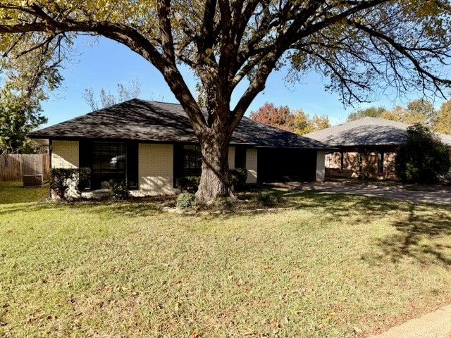 3812 Lynbrook Lane, Arlington, TX 76015