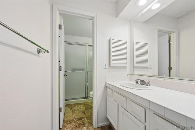 82 S Eagle Circle, Aurora, CO 80012