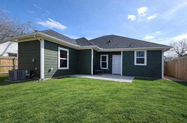 909 W Walker Street, Denison, TX 75020