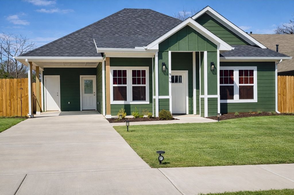 909 W Walker Street, Denison, TX 75020