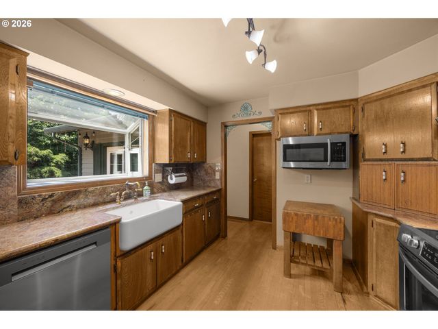 343 Ne HILLWOOD Dr, Hillsboro, OR 97124