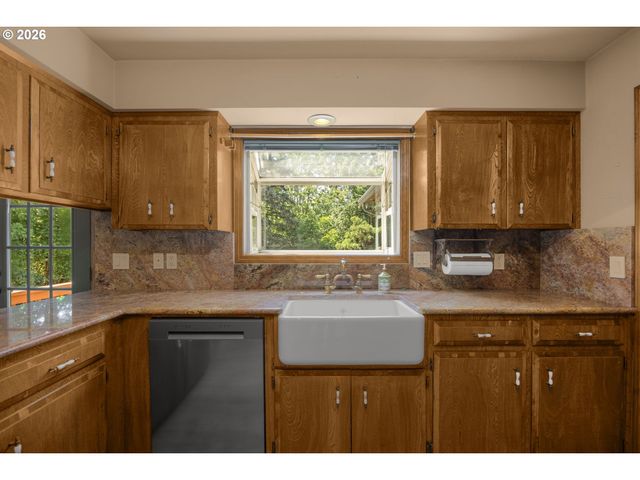 343 Ne HILLWOOD Dr, Hillsboro, OR 97124