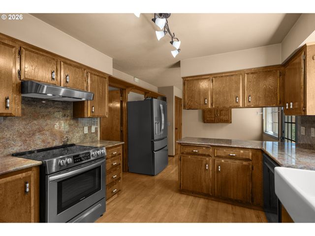 343 Ne HILLWOOD Dr, Hillsboro, OR 97124