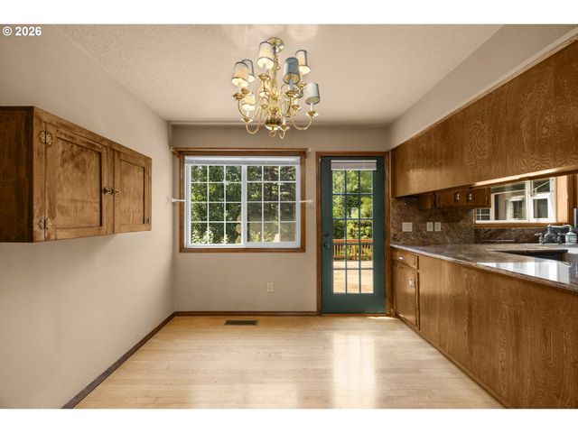 343 Ne HILLWOOD Dr, Hillsboro, OR 97124