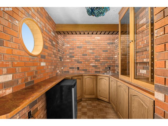343 Ne HILLWOOD Dr, Hillsboro, OR 97124