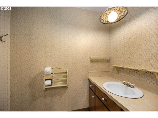343 Ne HILLWOOD Dr, Hillsboro, OR 97124