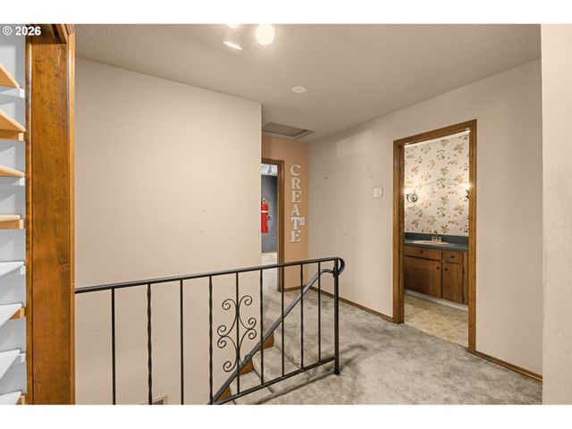 343 Ne HILLWOOD Dr, Hillsboro, OR 97124