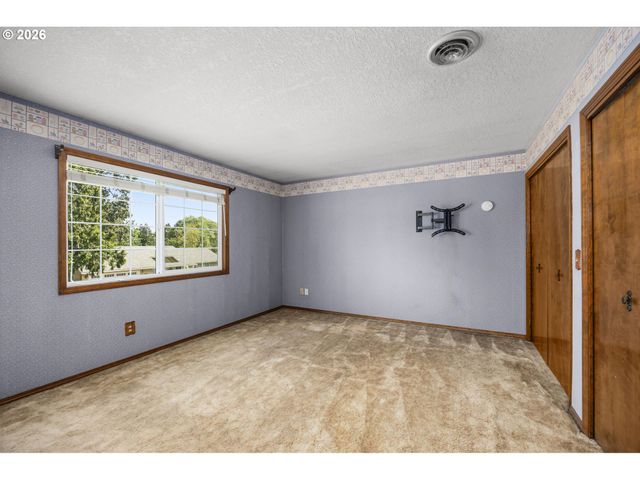 343 Ne HILLWOOD Dr, Hillsboro, OR 97124