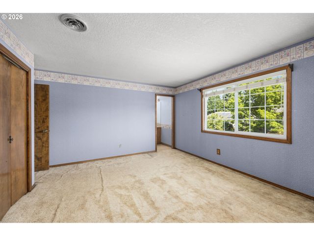 343 Ne HILLWOOD Dr, Hillsboro, OR 97124