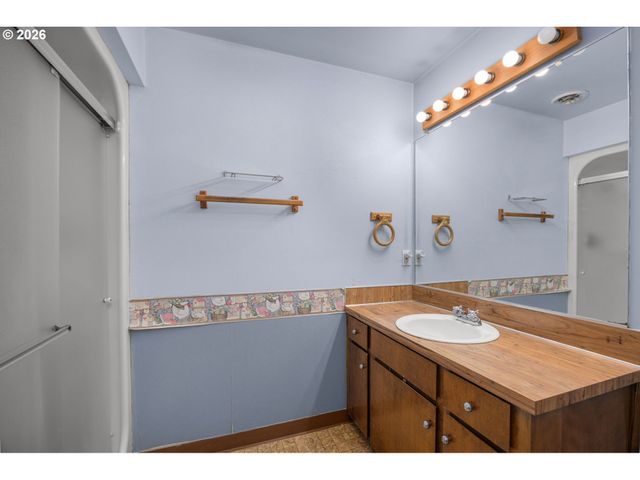 343 Ne HILLWOOD Dr, Hillsboro, OR 97124