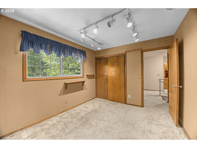 343 Ne HILLWOOD Dr, Hillsboro, OR 97124