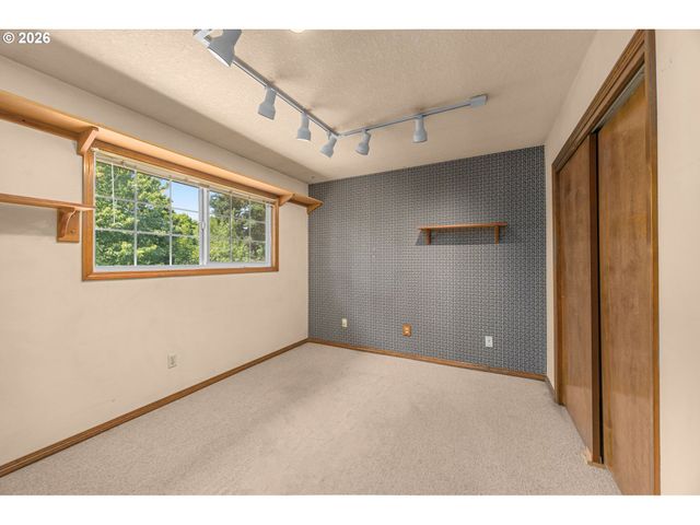 343 Ne HILLWOOD Dr, Hillsboro, OR 97124