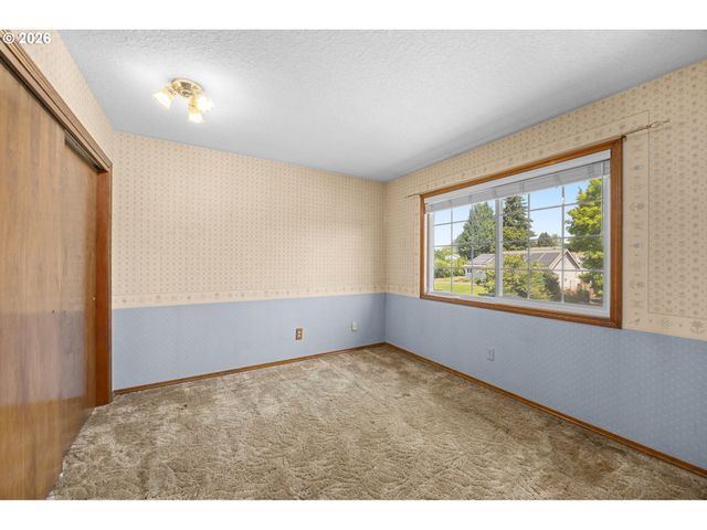 343 Ne HILLWOOD Dr, Hillsboro, OR 97124