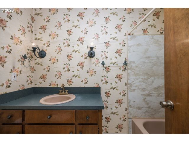 343 Ne HILLWOOD Dr, Hillsboro, OR 97124