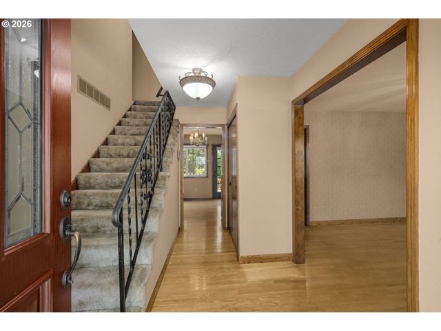 343 Ne HILLWOOD Dr, Hillsboro, OR 97124