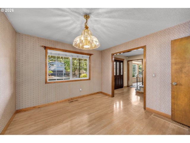 343 Ne HILLWOOD Dr, Hillsboro, OR 97124