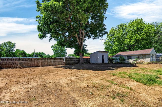 5426 Count Fleet Dr, Louisville, KY 40272