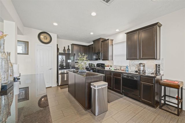 1822 Luminous Waters Lane, Rosharon, TX 77583
